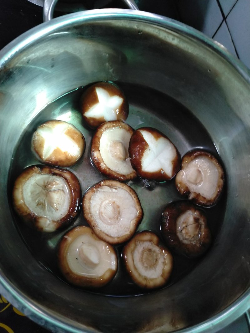 Steps to Cook Red Braised Mushrooms