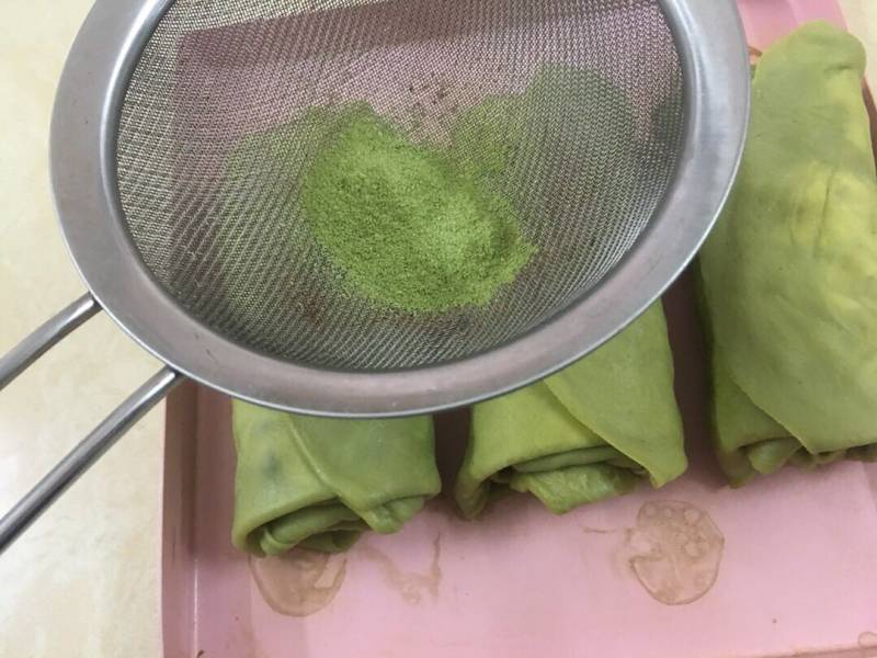 Steps for Making Matcha Honey Red Bean Towel Roll