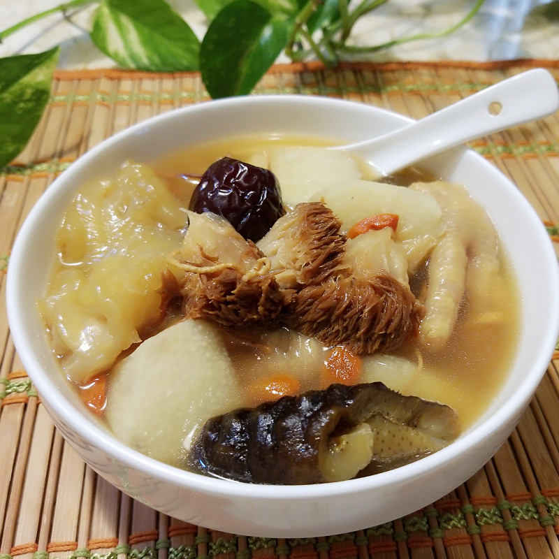 Stomach-Nourishing and Beauty-Enhancing Monkey Head Mushroom and Fish Maw Soup