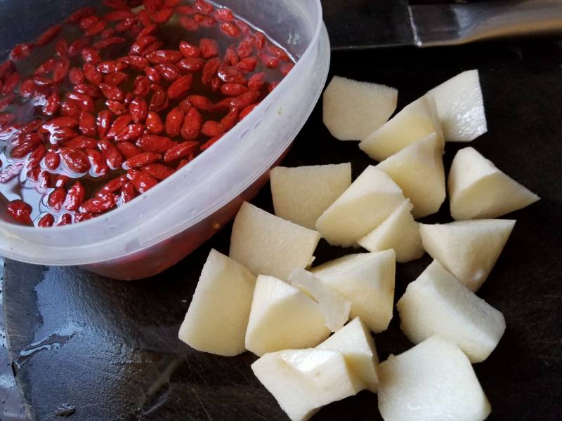 Steps for Cooking Stomach-Nourishing and Beauty-Enhancing Monkey Head Mushroom and Fish Maw Soup