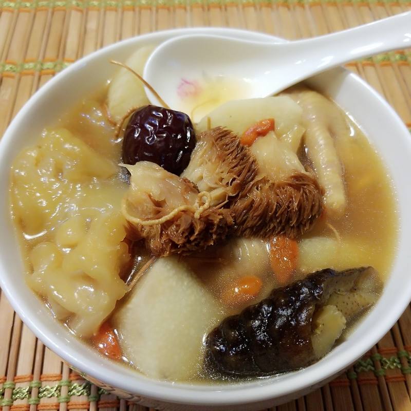 Steps for Cooking Stomach-Nourishing and Beauty-Enhancing Monkey Head Mushroom and Fish Maw Soup