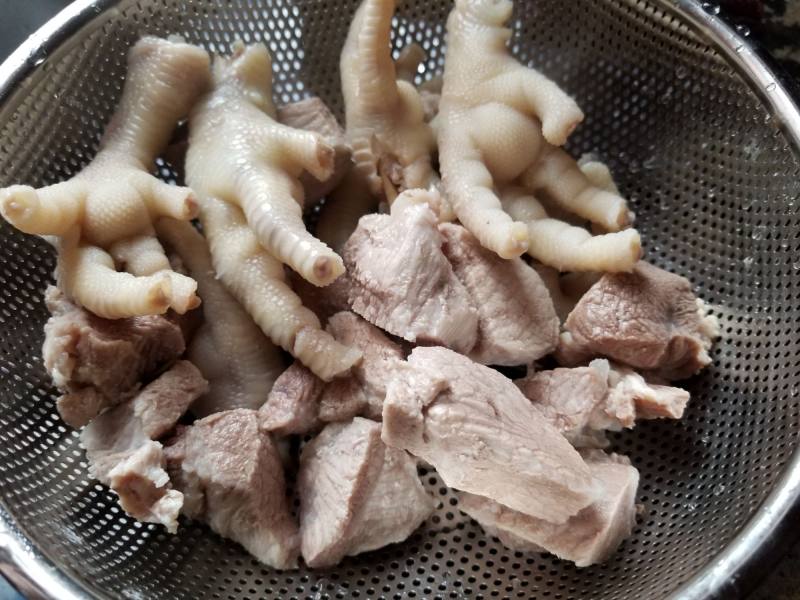 Steps for Cooking Stomach-Nourishing and Beauty-Enhancing Monkey Head Mushroom and Fish Maw Soup