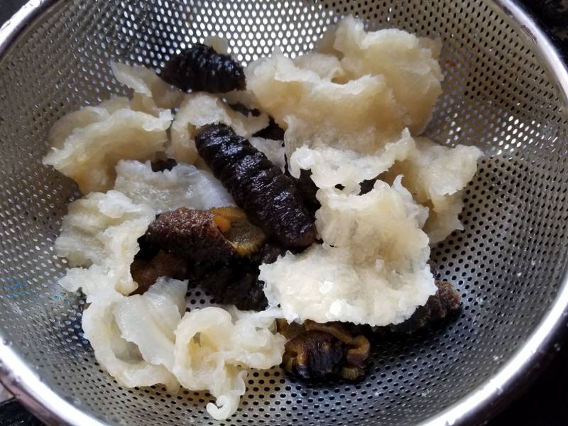 Steps for Cooking Stomach-Nourishing and Beauty-Enhancing Monkey Head Mushroom and Fish Maw Soup