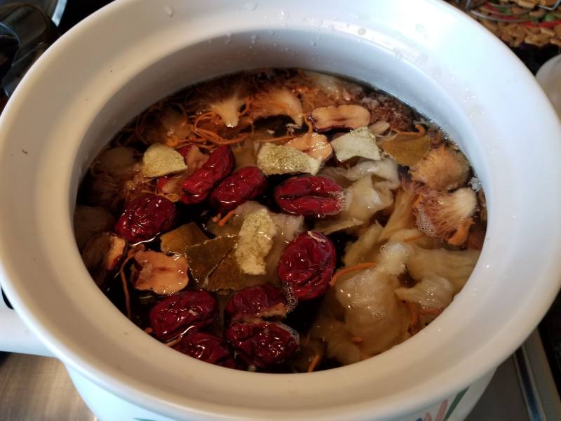 Steps for Cooking Stomach-Nourishing and Beauty-Enhancing Monkey Head Mushroom and Fish Maw Soup