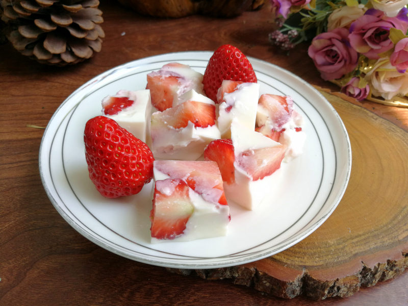 Steps for Making Strawberry Yogurt Jelly