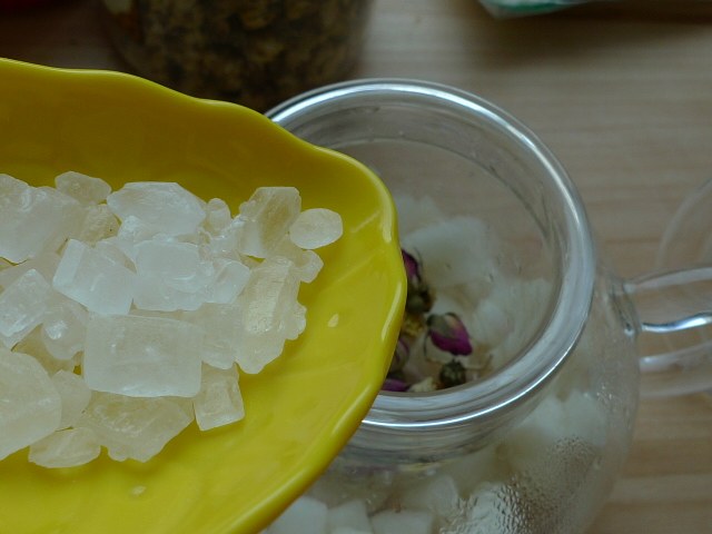 Nourishing Lung and Beautifying Skin----Rose Chrysanthemum Snow Pear Tea Cooking Steps