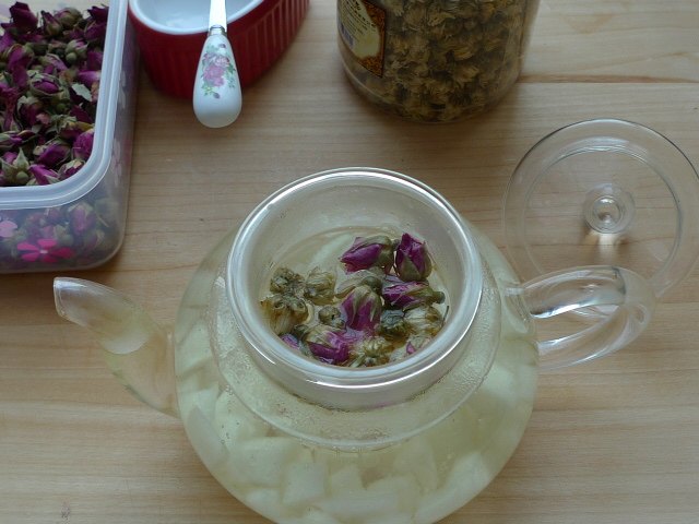 Nourishing Lung and Beautifying Skin----Rose Chrysanthemum Snow Pear Tea Cooking Steps