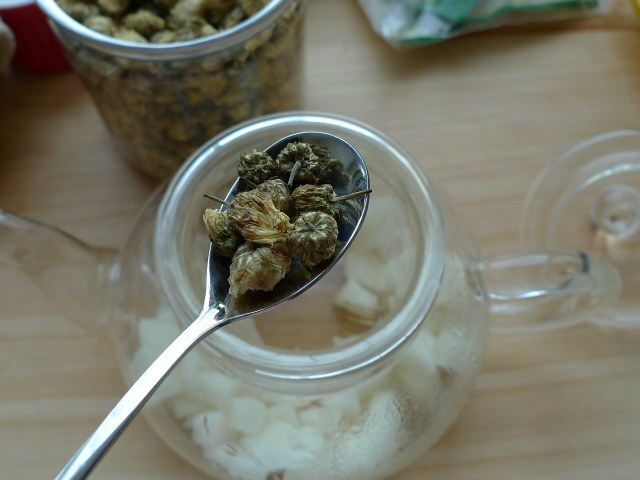 Nourishing Lung and Beautifying Skin----Rose Chrysanthemum Snow Pear Tea Cooking Steps