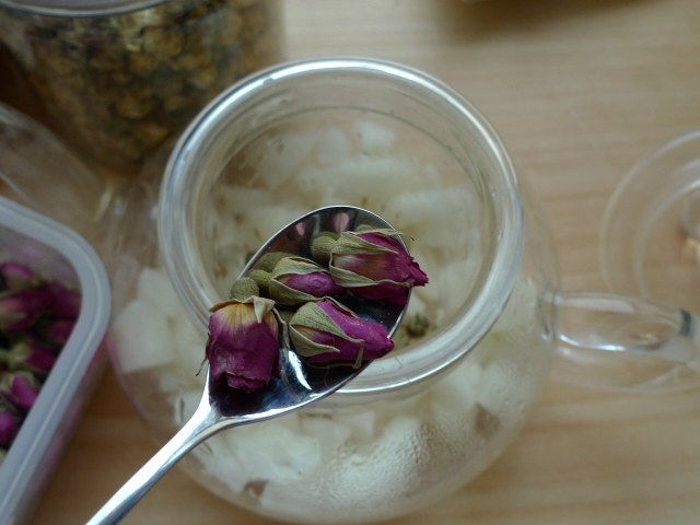 Nourishing Lung and Beautifying Skin----Rose Chrysanthemum Snow Pear Tea Cooking Steps