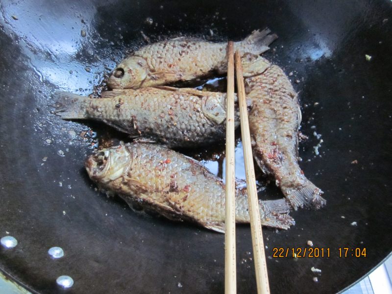 Steps for Cooking Sour and Spicy Fish with Pickled Vegetables and Fermented Soybeans