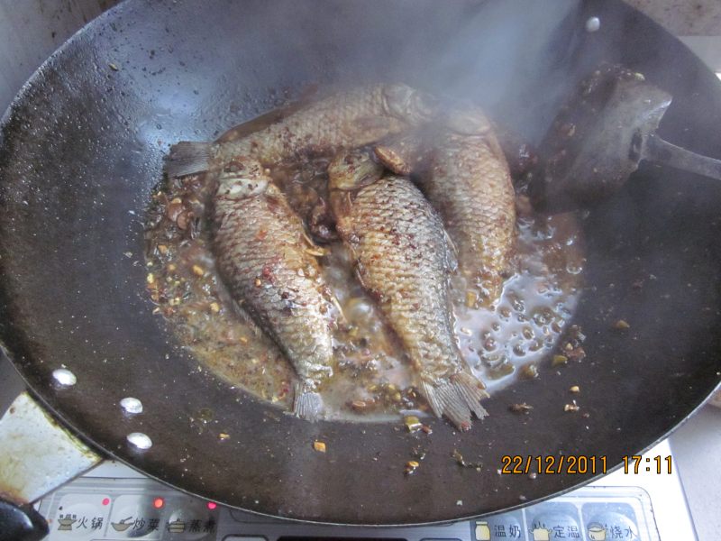 Steps for Cooking Sour and Spicy Fish with Pickled Vegetables and Fermented Soybeans