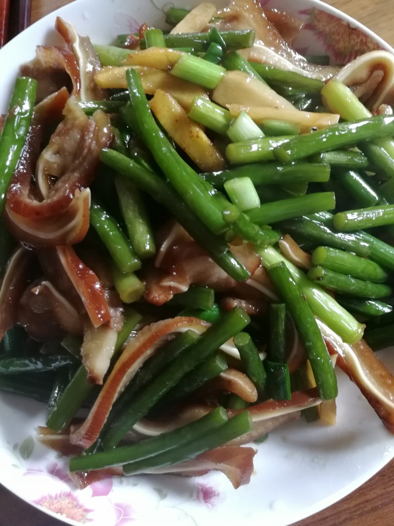 *Family Reunion Dinner* Stir-fried Pig Ears with Garlic Scapes