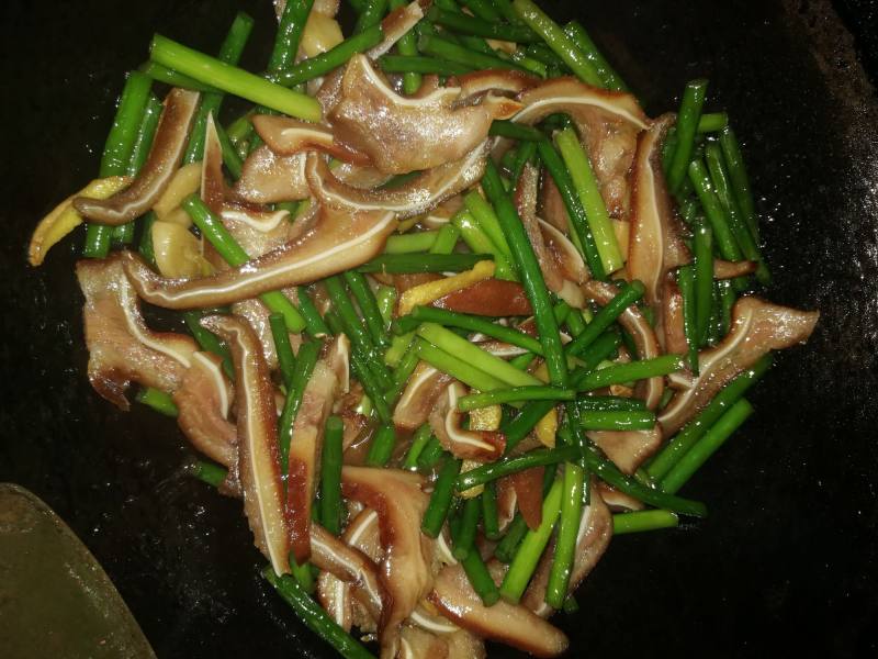 *Family Reunion Dinner* Stir-fried Pig Ears with Garlic Scapes Step-by-Step