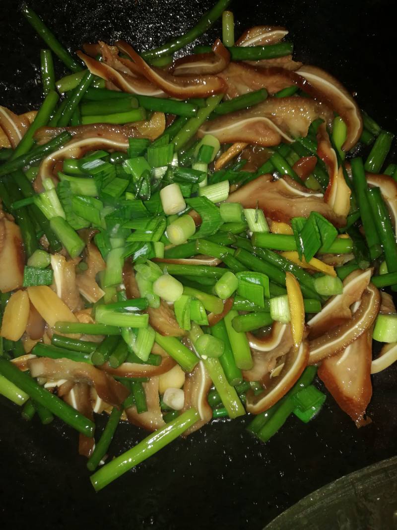 *Family Reunion Dinner* Stir-fried Pig Ears with Garlic Scapes Step-by-Step