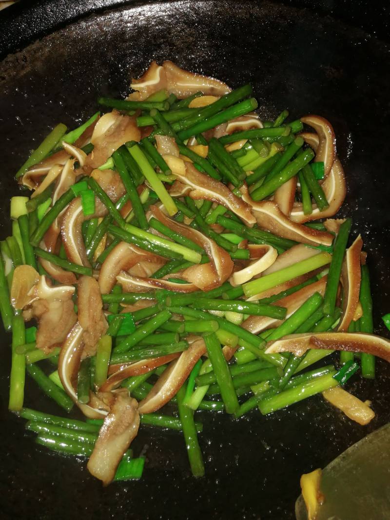 *Family Reunion Dinner* Stir-fried Pig Ears with Garlic Scapes Step-by-Step