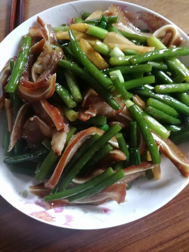 *Family Reunion Dinner* Stir-fried Pig Ears with Garlic Scapes