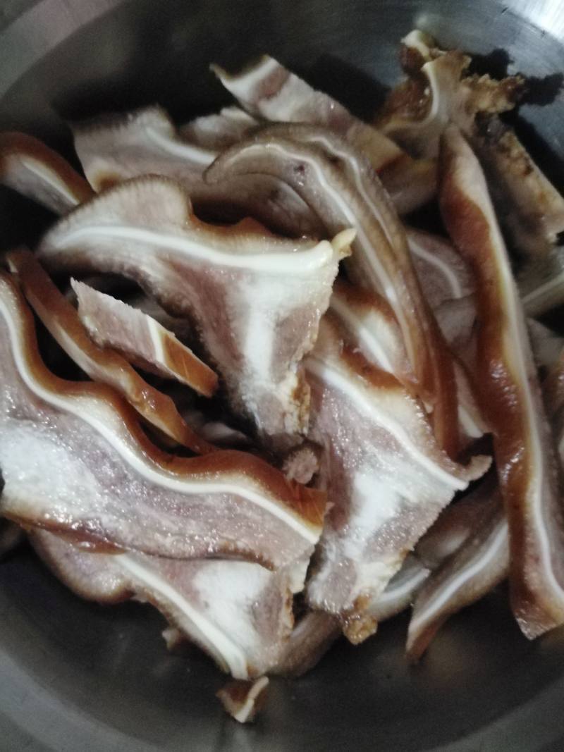 *Family Reunion Dinner* Stir-fried Pig Ears with Garlic Scapes Step-by-Step