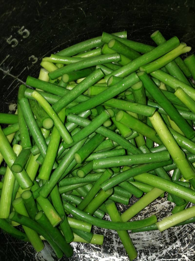 *Family Reunion Dinner* Stir-fried Pig Ears with Garlic Scapes Step-by-Step