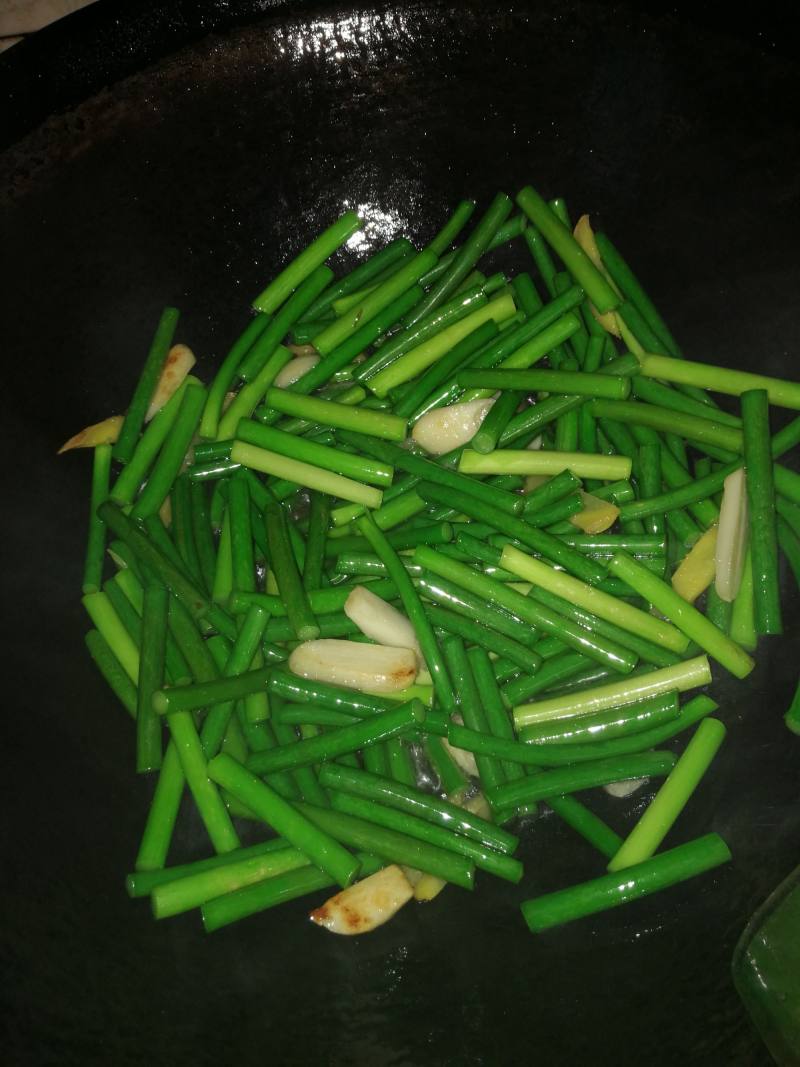 *Family Reunion Dinner* Stir-fried Pig Ears with Garlic Scapes Step-by-Step