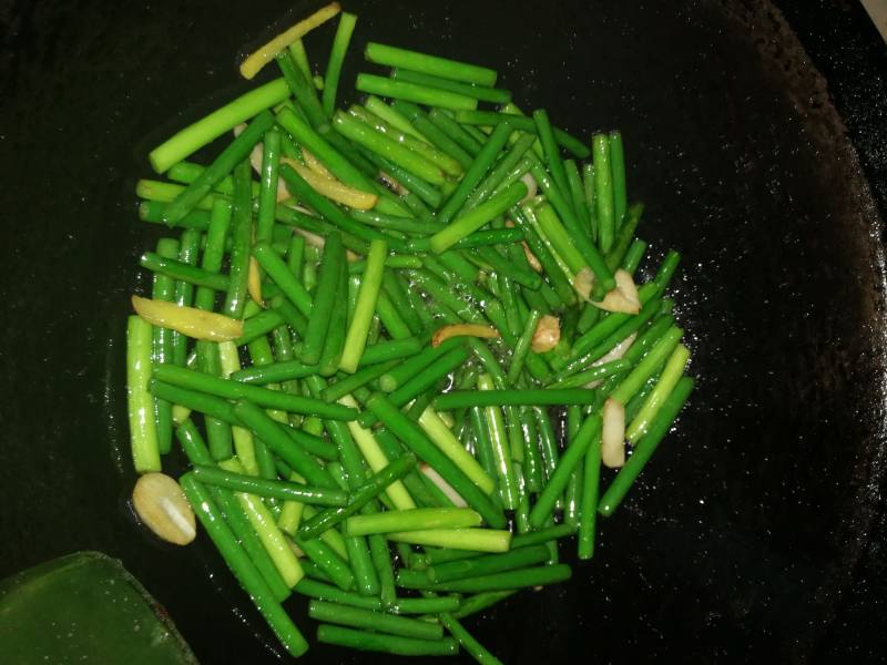 *Family Reunion Dinner* Stir-fried Pig Ears with Garlic Scapes Step-by-Step