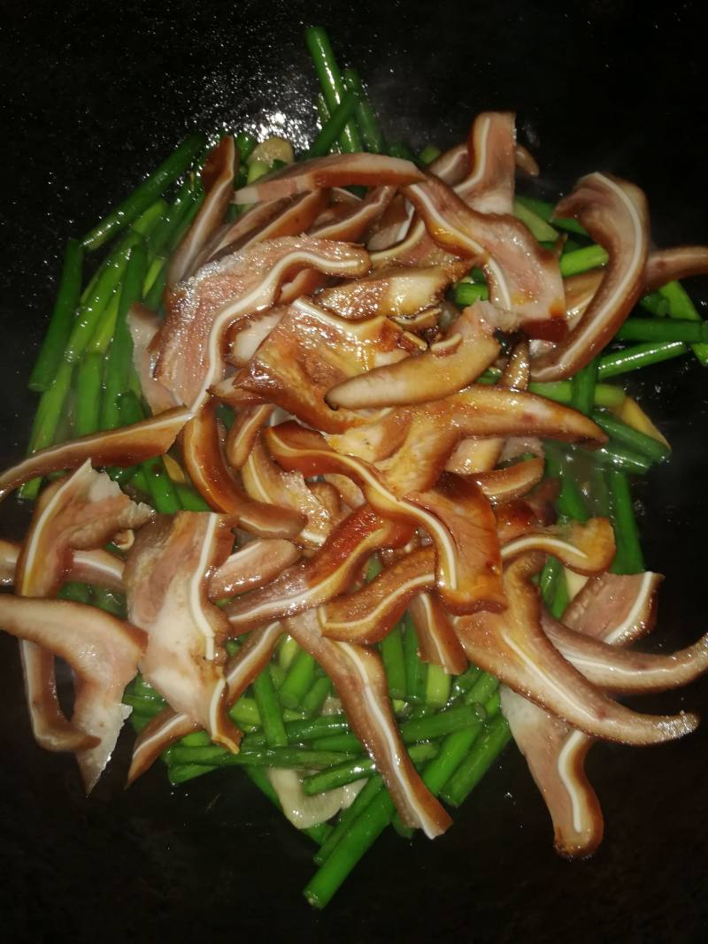 *Family Reunion Dinner* Stir-fried Pig Ears with Garlic Scapes Step-by-Step