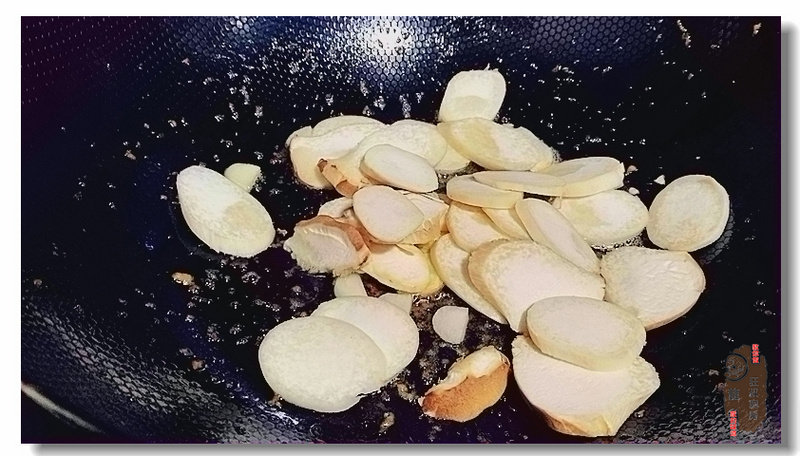 Steps for Stir-fried Pork and Mushroom with Oil Coating