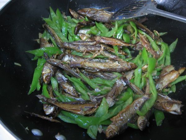 Steps for Cooking Smoked Fish with Green Pepper