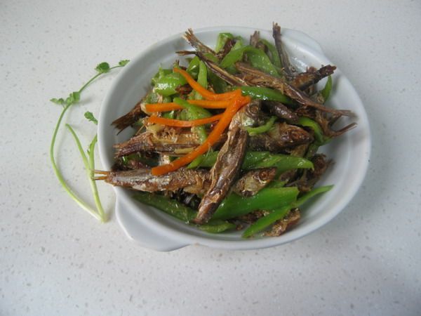 Steps for Cooking Smoked Fish with Green Pepper