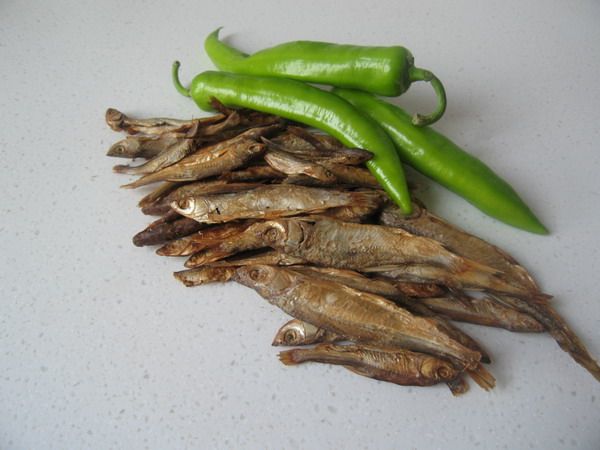 Steps for Cooking Smoked Fish with Green Pepper