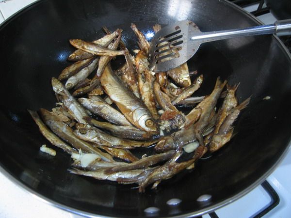 Steps for Cooking Smoked Fish with Green Pepper