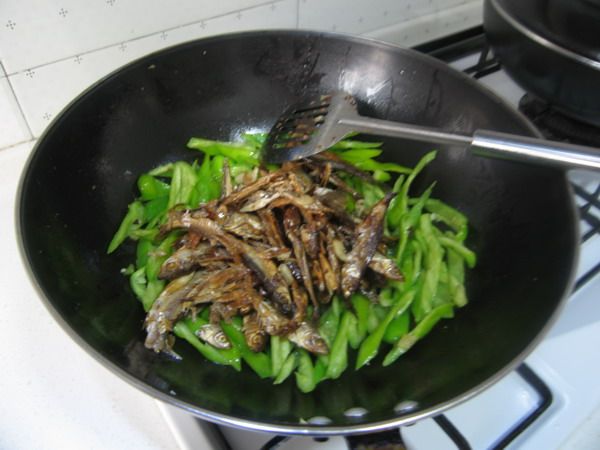 Steps for Cooking Smoked Fish with Green Pepper