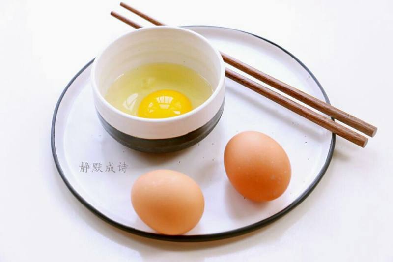 Steps for Making Water Fried Eggs (No Oil Needed)