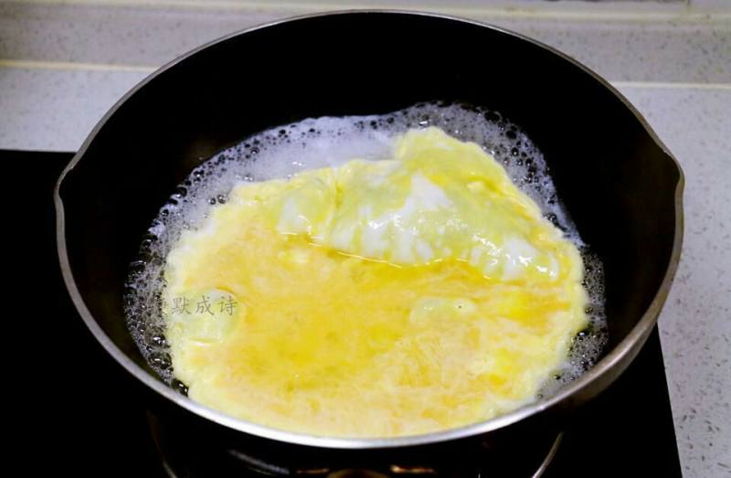 Steps for Making Water Fried Eggs (No Oil Needed)