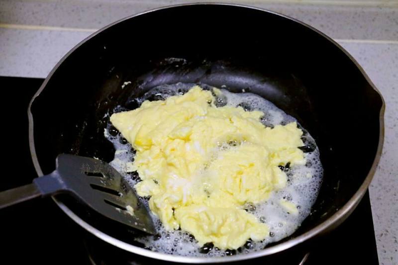 Steps for Making Water Fried Eggs (No Oil Needed)