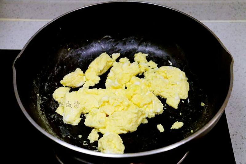 Steps for Making Water Fried Eggs (No Oil Needed)