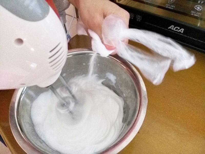 Steps for Making Six-Inch Heart-Shaped Chiffon Cake