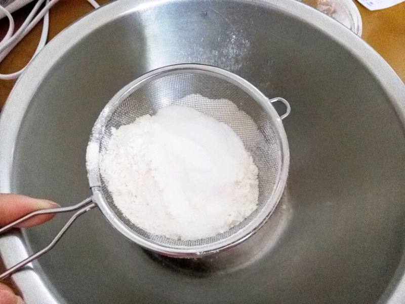 Steps for Making Six-Inch Heart-Shaped Chiffon Cake