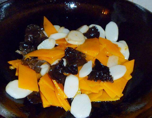 【Quick Family Stir-Fry】Pumpkin, Wood Ear Mushroom, and Chinese Yam Stir-Fry Steps