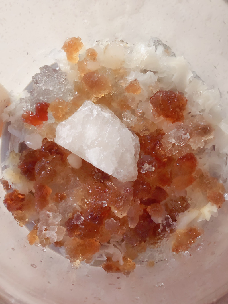 Steps for Cooking Snow Swallow and Peach Resin Soup