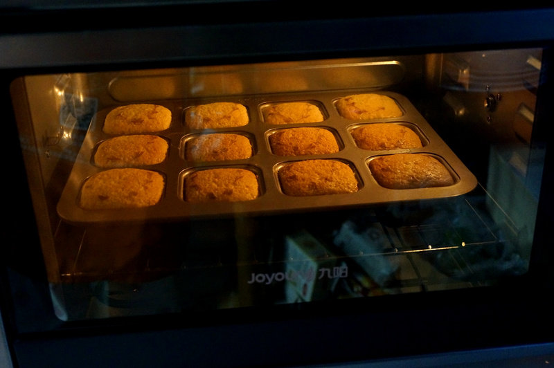 Step-by-Step Process of Making Sponge Flower Cake