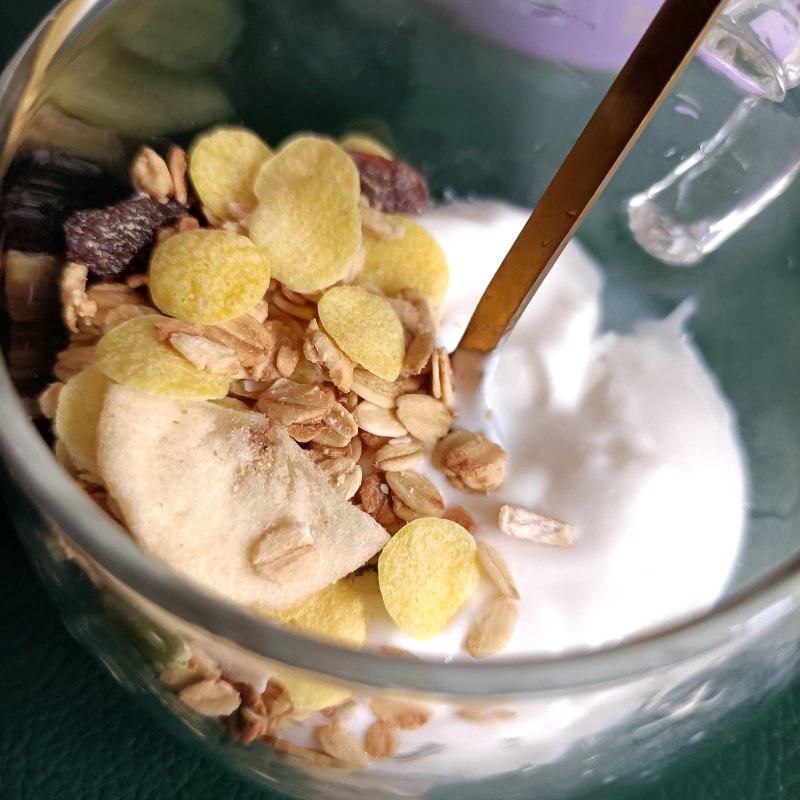 Steps for Making Jam Oatmeal with Yogurt