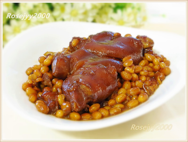 Braised Pig Trotters with Soybeans