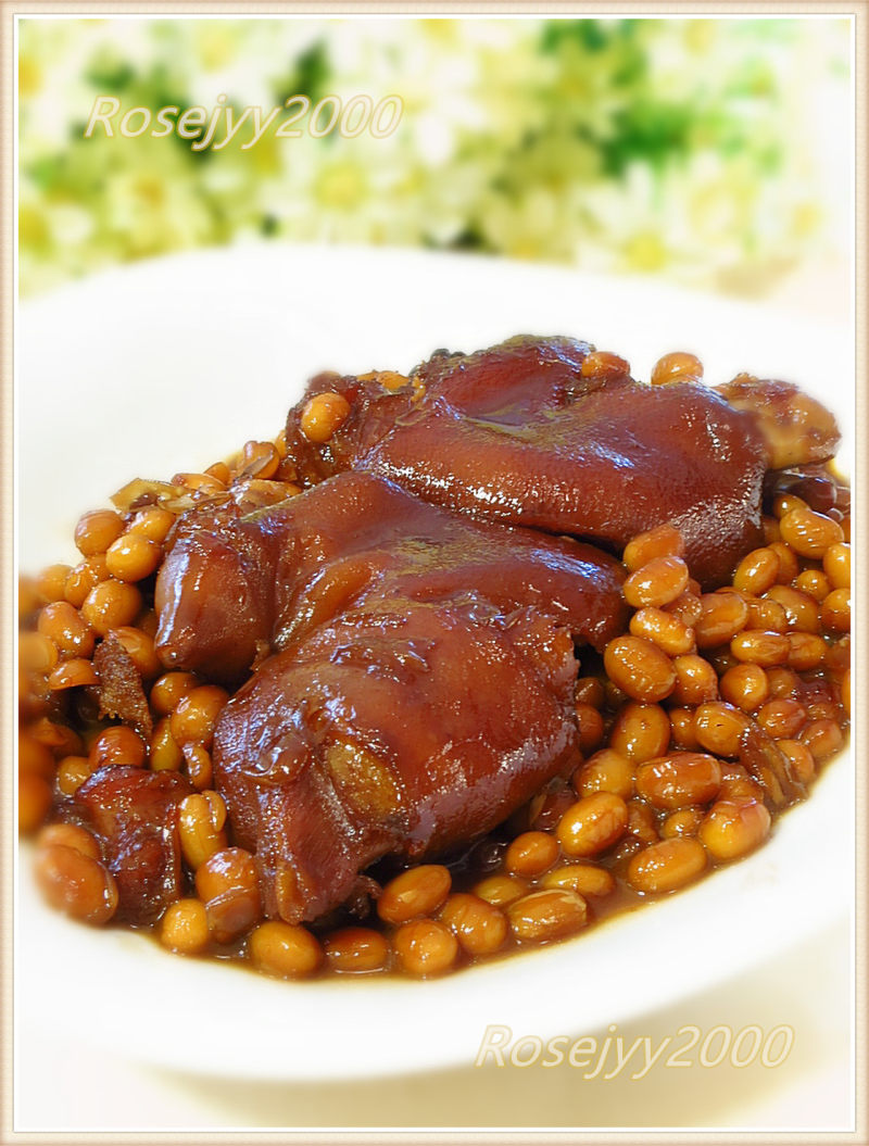 Braised Pig Trotters with Soybeans