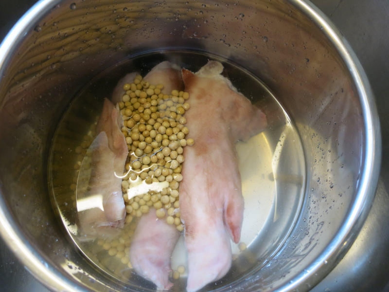 Steps for Braised Pig Trotters with Soybeans