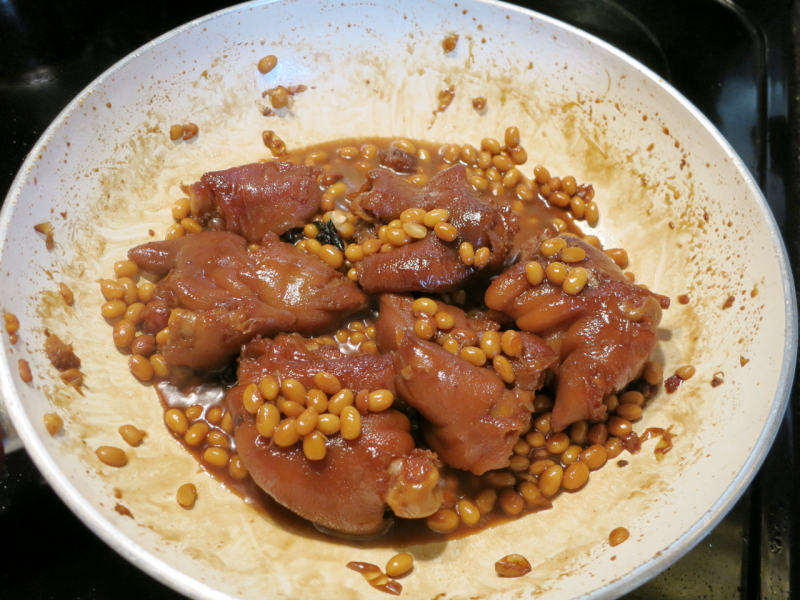 Steps for Braised Pig Trotters with Soybeans