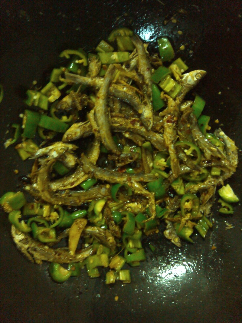 Steps for Cooking Dry-Fried Small Fish