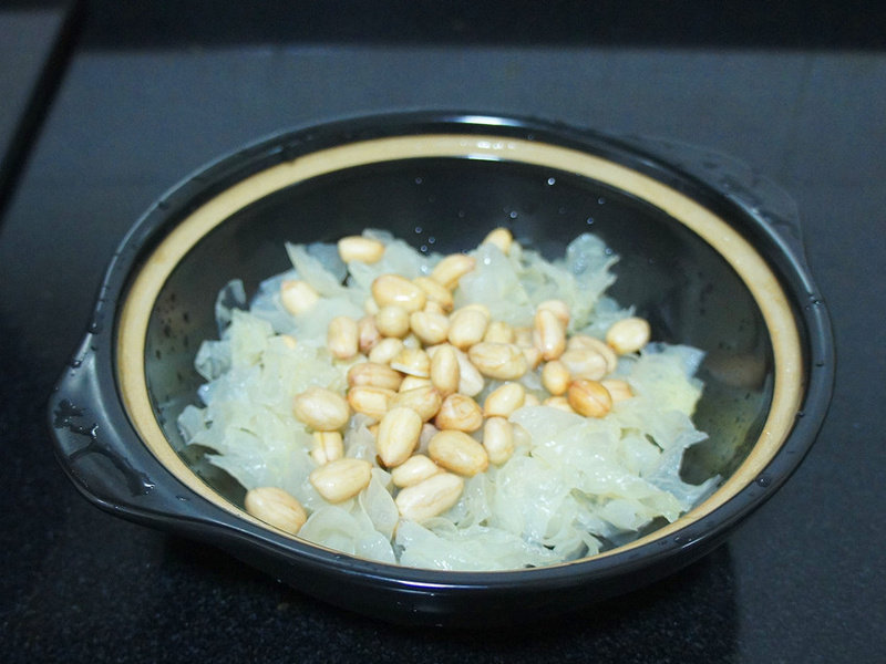Steps for Cooking Peanut and Tremella Porridge