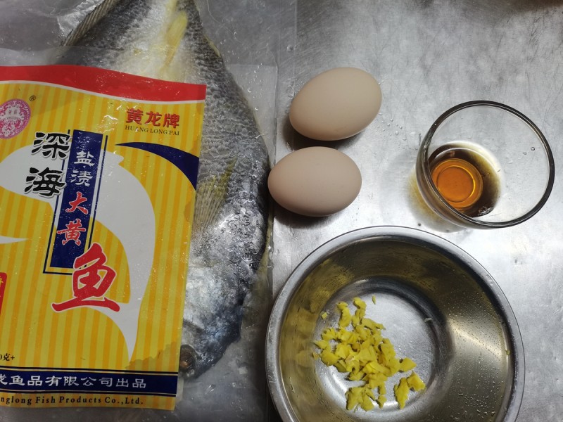 Detailed Steps for Cooking Steamed Eggs with Yellow Croaker and Salted Fish