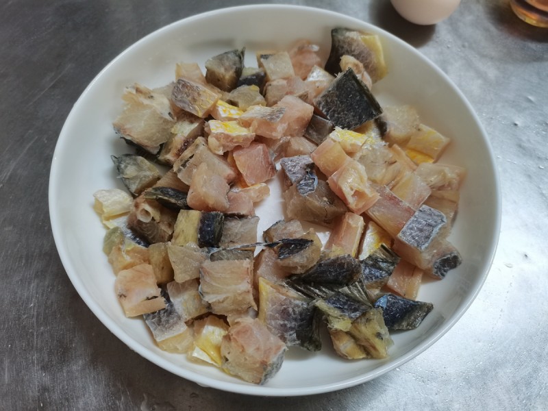 Detailed Steps for Cooking Steamed Eggs with Yellow Croaker and Salted Fish