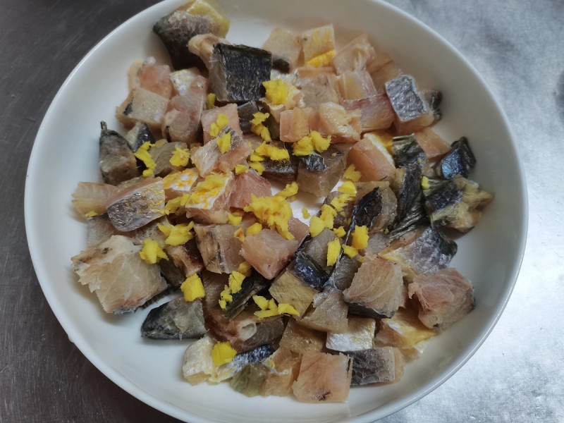 Detailed Steps for Cooking Steamed Eggs with Yellow Croaker and Salted Fish